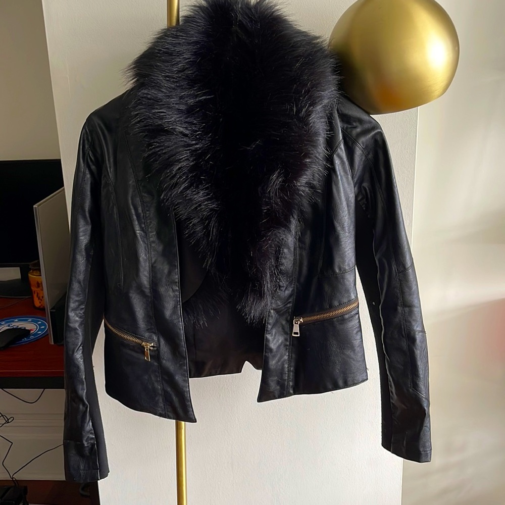 Stylish and Chic Leather Jacket with Faux Fur